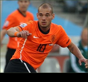 Sneijder denies linking up with Mourinho at Chelsea