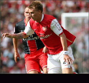 ​Ex-Arsenal forward Bendtner in Notts Forest talks