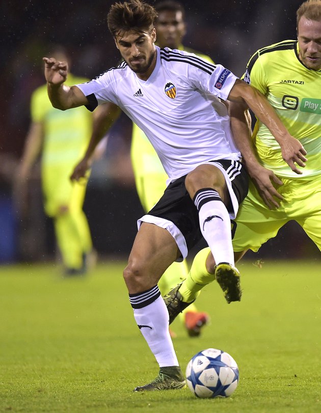 ​Valencia play hardball over Chelsea's £32m bid for Gomes