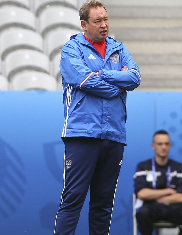 Vitesse coach Slutsky confirms talks to sign Real Madrid midfielder Odegaard