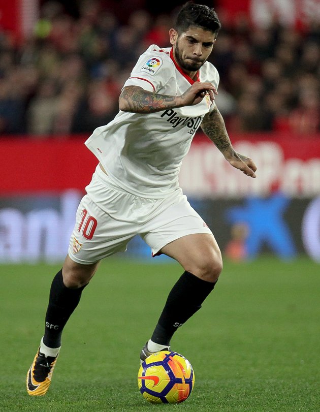 Arsenal chances of Banega deal increase as Sevilla sign Roque Mesa