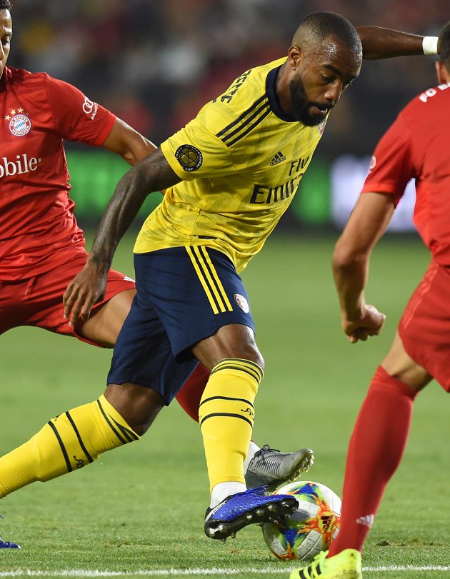 Lacazette sends contract message to Arsenal captain Aubameyang