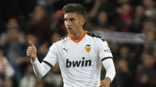 Valencia fullback Gaya urges Torres to ignore Liverpool