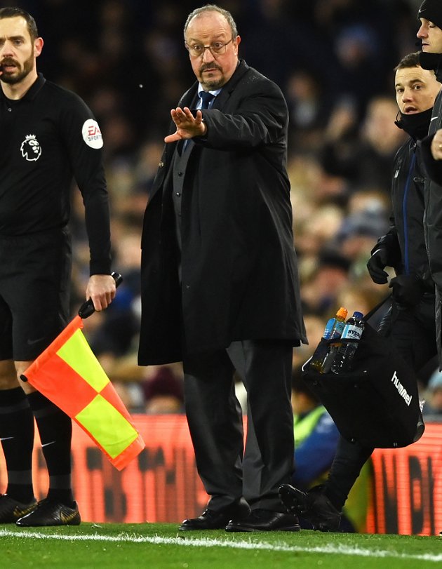Benitez on standby at West Ham as board hands Moyes more time