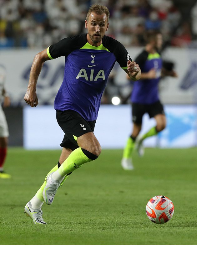 Kane stars in Tottenham's new kit launch