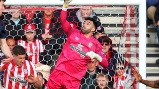 Brentford eager to upgrade keeper David Raya contract