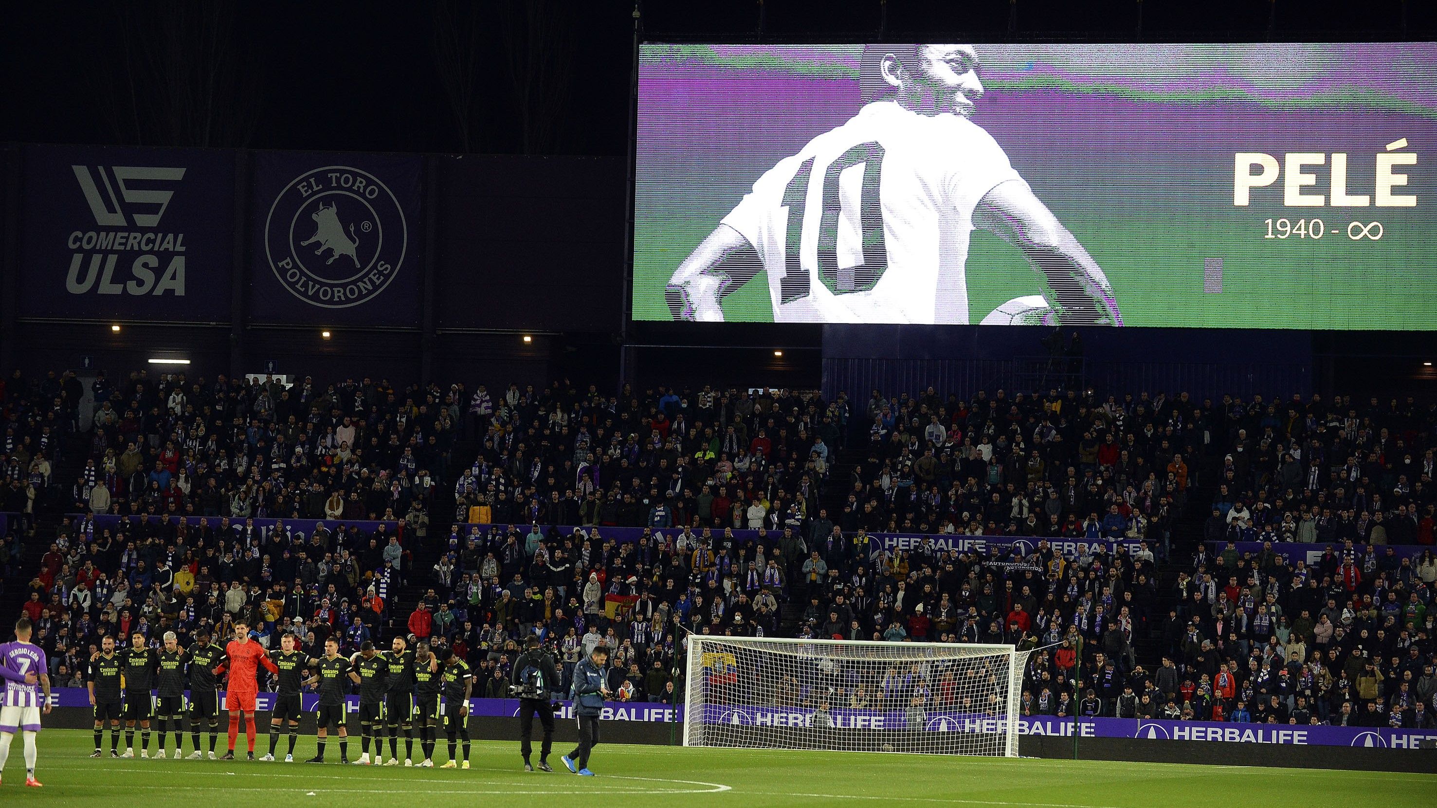 Minute_Silence_For_Pele_Real_Valladolid_vs_Real_Madrid_2caf581f35.JPG