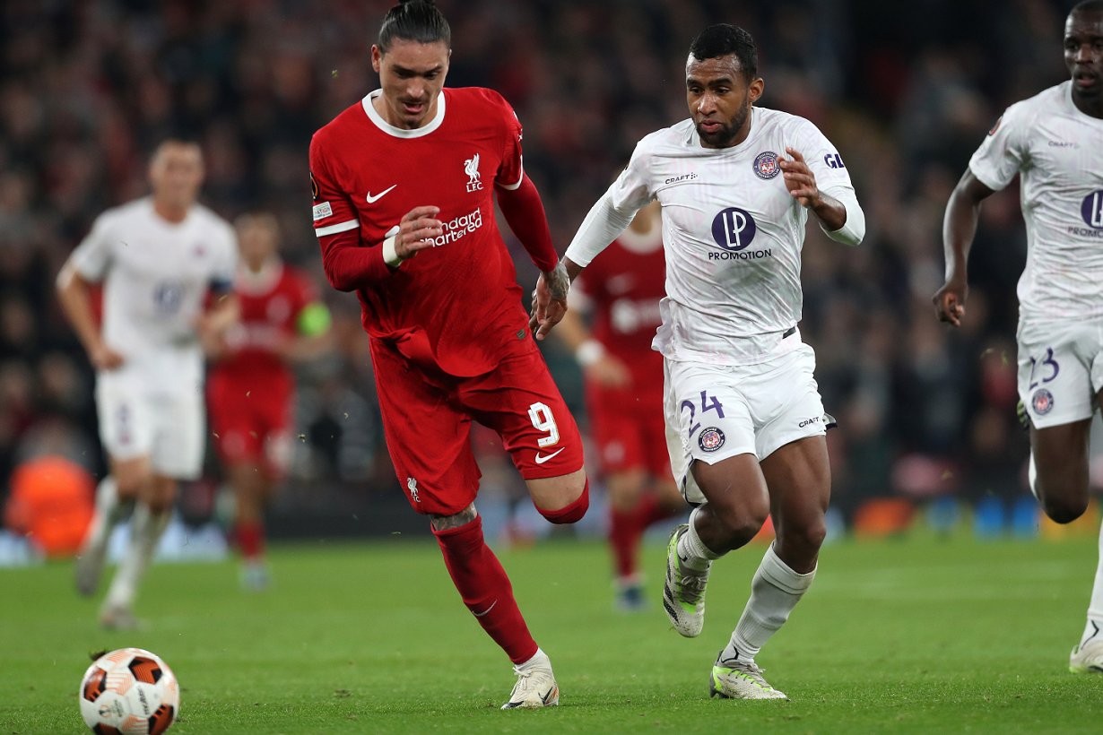 Liverpool hero Aldridge urges Nunez to tough it out and stay